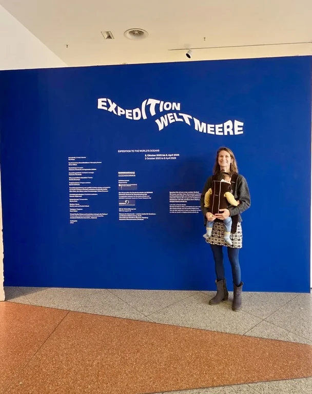 Prof. Leonie Esters and her child at the Bundeskunsthalle Bonn
